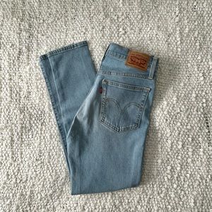 Levi’s Wedgie Skinny Light Wash Blue Jean Size 27